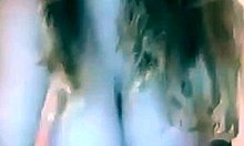 Eine rothaarige MILF mit großen Brüsten zeigt ihre Kurven auf der Webcam