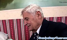 En äldre man njuter av att rida en ung europeisk tonåring i hundställning