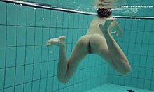 Markova, en lidenskapelig tenåring, nyter å bade utendørs i det tsjekkiske bassenget