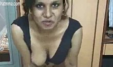 En indisk svigermor og hendes desi sexlærer bliver vilde i denne video