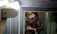 Swati Naidus 带着大股和胸罩的私人自拍视频