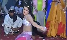 Pakistanske kvinder danser sensuelt i nøgen stilling