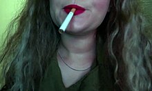 Pacar amatir berlekuk menikmati close-up bibirnya dan sebatang rokok