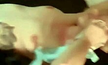 Овај домаћи видео приказује прелепу плаву жену са длакавом пичком