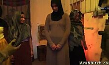En arabisk officer får sin tonårs rumpa slickad för första gången