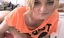 En ung blond amatør onanerer og har sex med sig selv på webcam