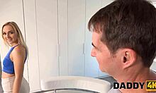 Una joven rubia es sorprendida engañando a su novio en la ducha