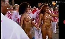 Καυτές νεαρές Βραζιλιάνες χορεύουν γυμνές στο Καρναβάλι
