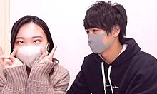 Vrouw met geblinddoekt oog verleidt Aziatische meisjes tot deepthroat en gezichtsneuken