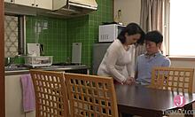 Die japanische Stiefmutter Fumie Akiyama bringt ihren Freund dazu, ihn mit Fingern und Lecken zu ejakulieren