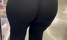 Amatørpige med en stor bund viser sin runde røv frem i gennemsigtige leggings