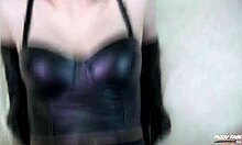 18-jarige cosplay liefhebber in latex rok smeekt om sperma op haar gezicht