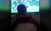 זוג אימו נהיה שובבים במהלך משחק ארגנטינה-מקסיקו 2-0