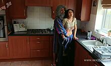 في فيديو إباحي محرم ، تستخدم جدتها الشريرة الفتاة الهندية بيتي وتضاجعها