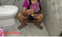 Una ragazza indiana riceve leccate e scopate nel bagno pubblico