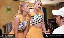 Cheerleaderka provádí anální a hluboké hrdlo s univerzitním trenérem a jeho promiskuitními dospívajícími studentkami