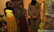 Liten arabisk styvmamma och hennes kamratpartners i hemmagjord sexfilm