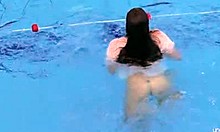 קטי סורוקה, נערה חובבנית, מציגה את גופה השעיר מתחת למים