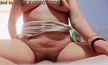 큰 엉덩이의 계모가 집에서 만든 비디오에서 그녀의 얼굴을 따먹는다